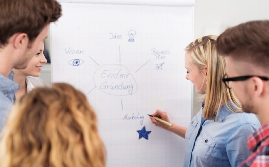 junge Leute arbeiten in einem Seminar am Flipchart